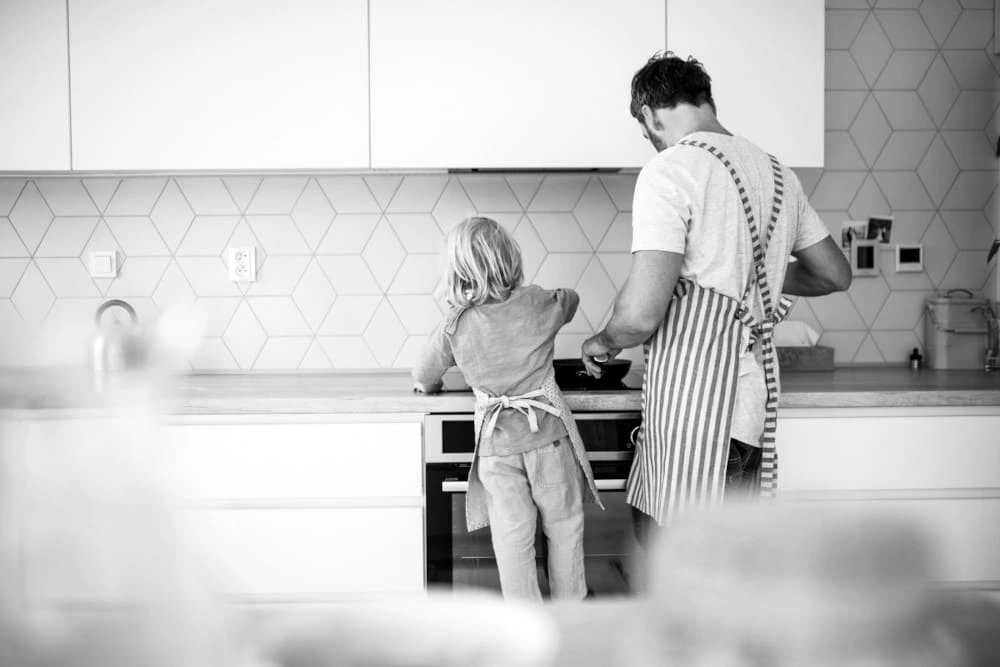 Vater und Kind in der Küche