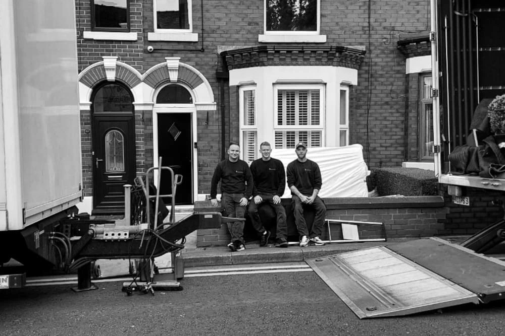 Drei Männer auf einer Mauer