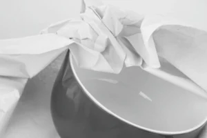 Packpapier und Schüssel