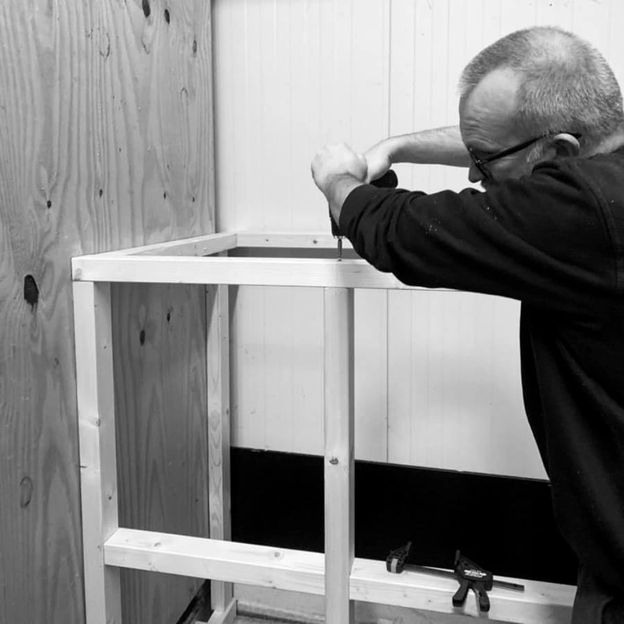 Mann bei der Möbelmontage