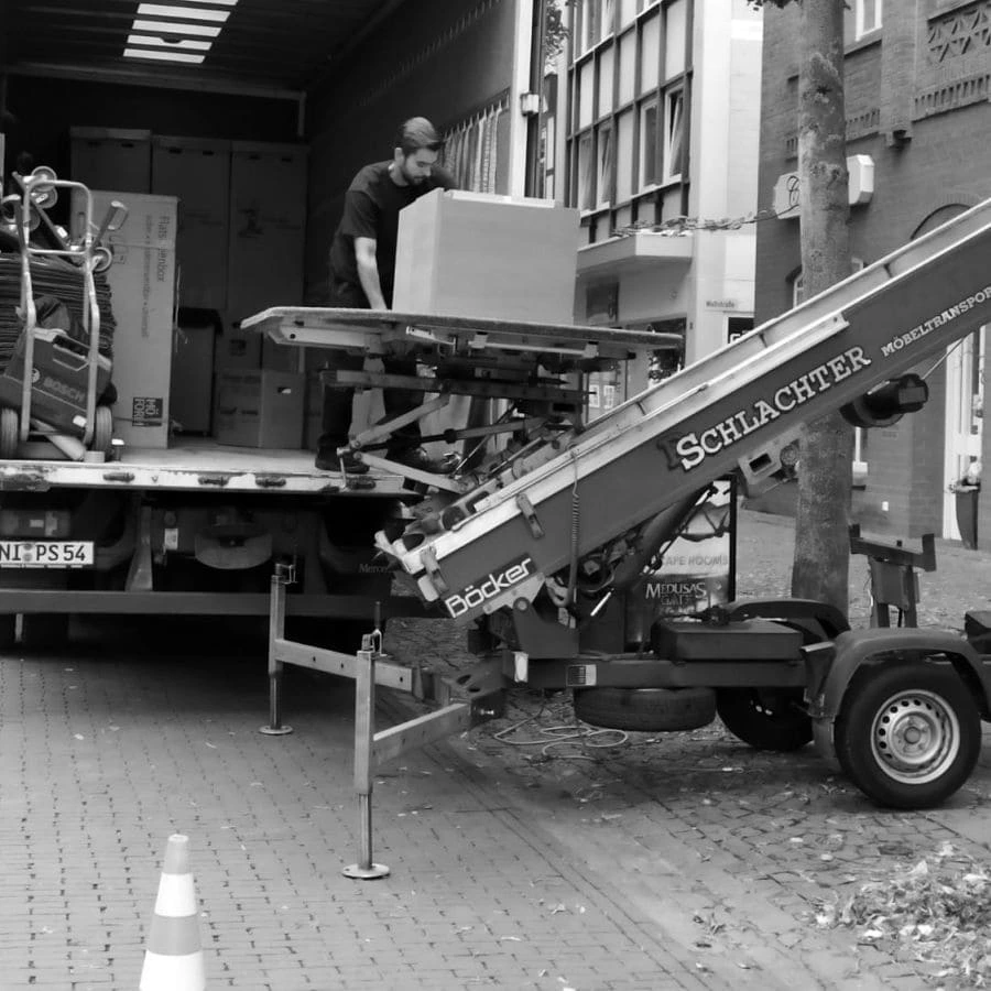 Möbelpacker auf einer Treppe