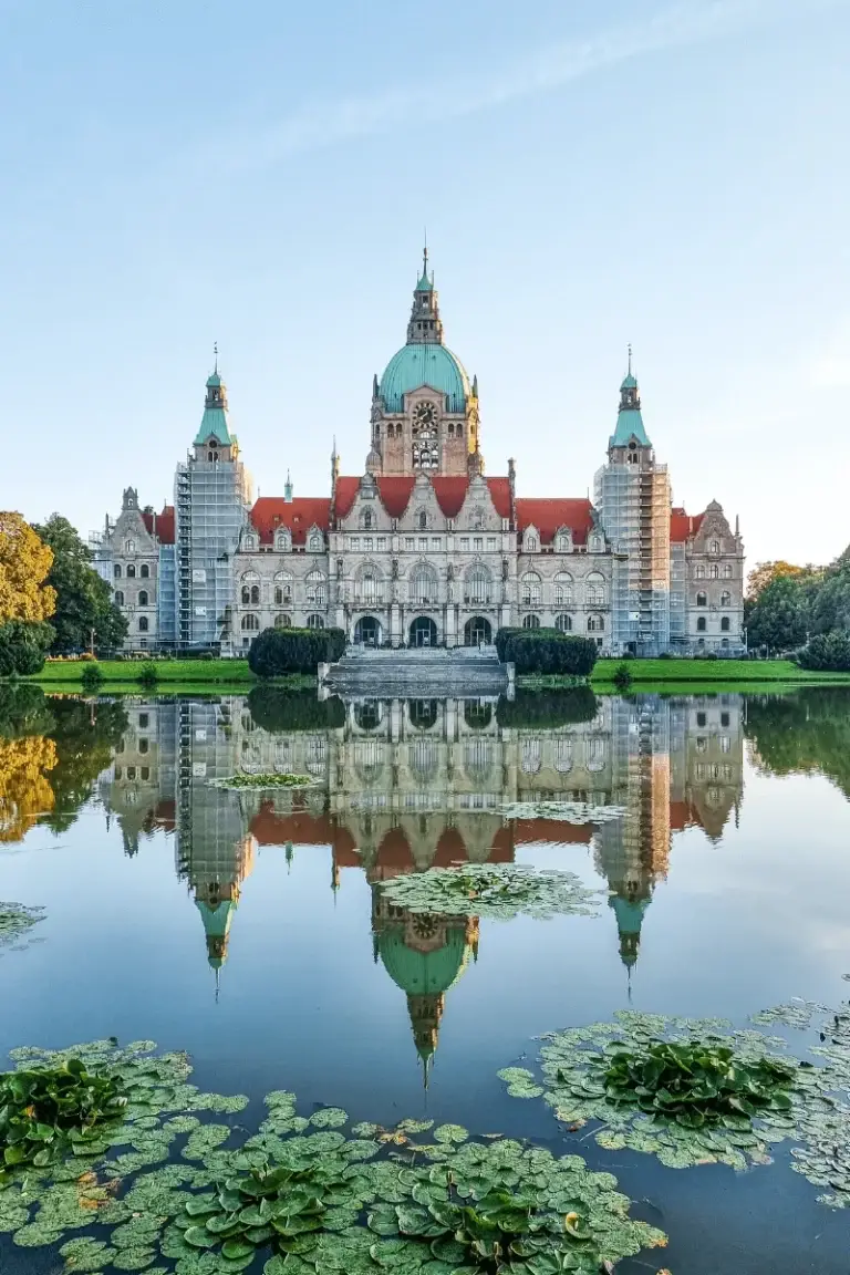 Neues Rathaus Hannover mit Spiegelung im Maschteich