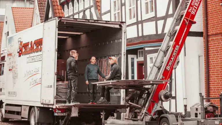 Umzugshelfer auf dem LKW