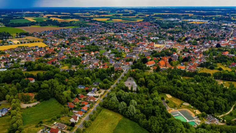Luftaufnahme von Bassum mit Stiftskirche und Stadtzentrum