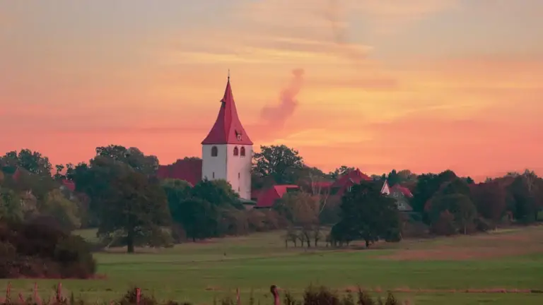 Kirche in Isernhagen bei Sonnenuntergang