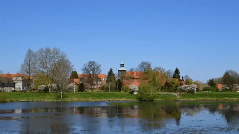 Soltauer Stadtansicht mit Kirche am Wasser