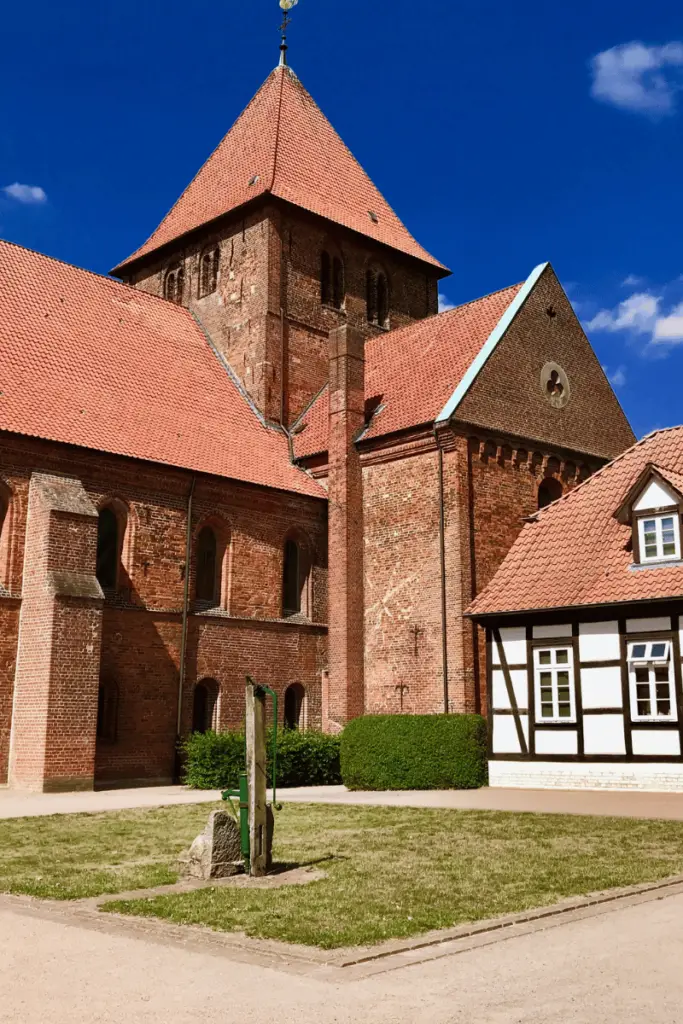 Stiftskirche Bassum mit historischem Fachwerkhaus