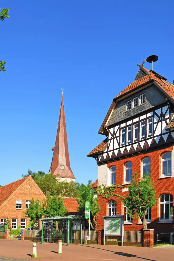 St.-Petri-Kirche und historisches Fachwerkhaus in Großburgwedel