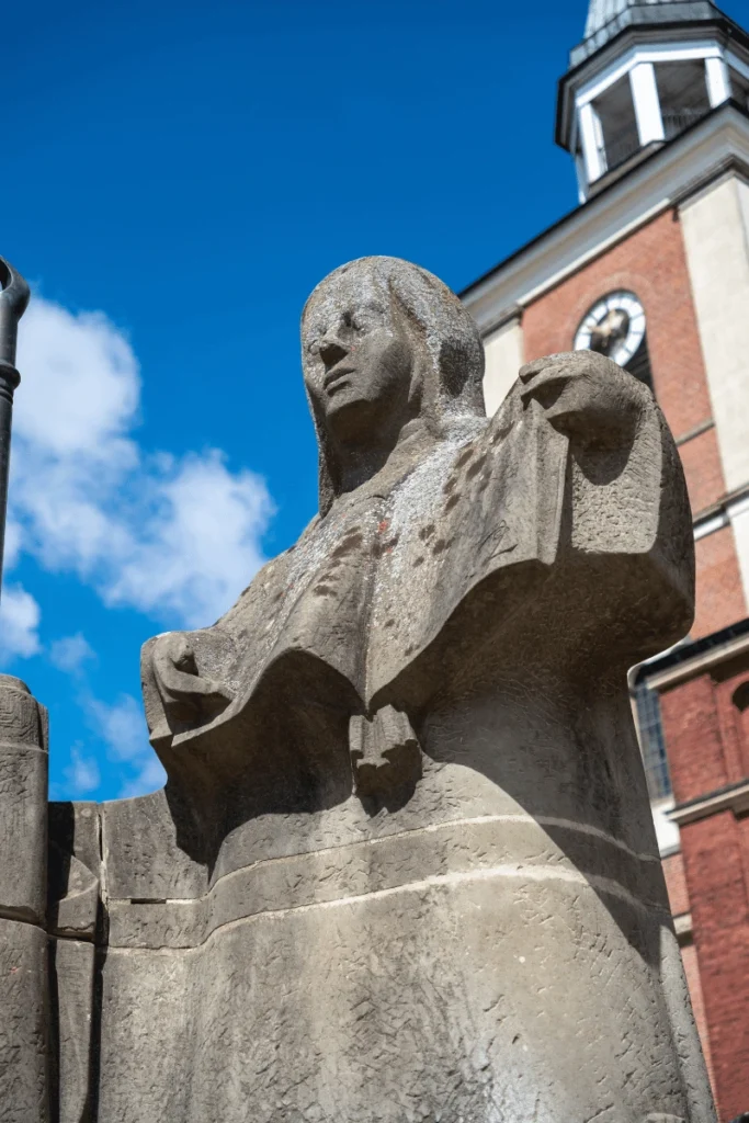 Steinskulptur vor einer Kirche in Lohne