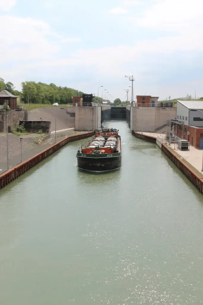 Binnenschiff in der Schleuse Bolzum bei Sehnde