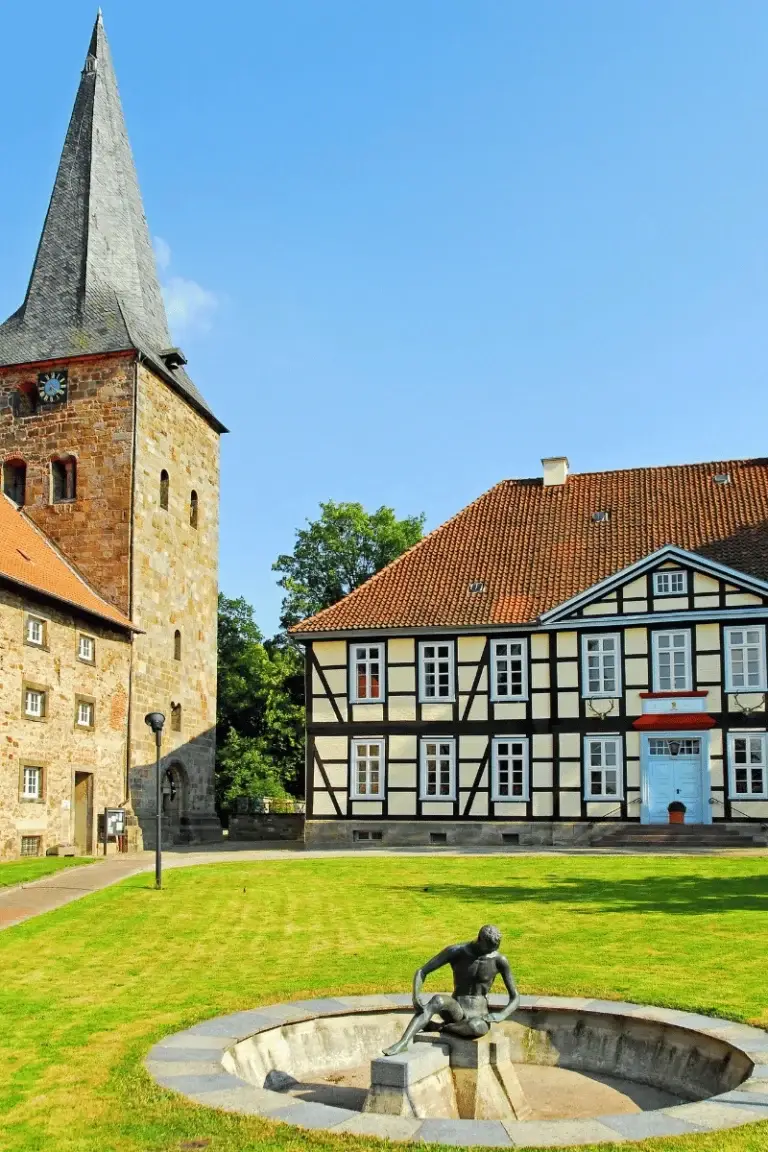 Kloster Wennigsen mit Kirche, Fachwerkhaus und Brunnen