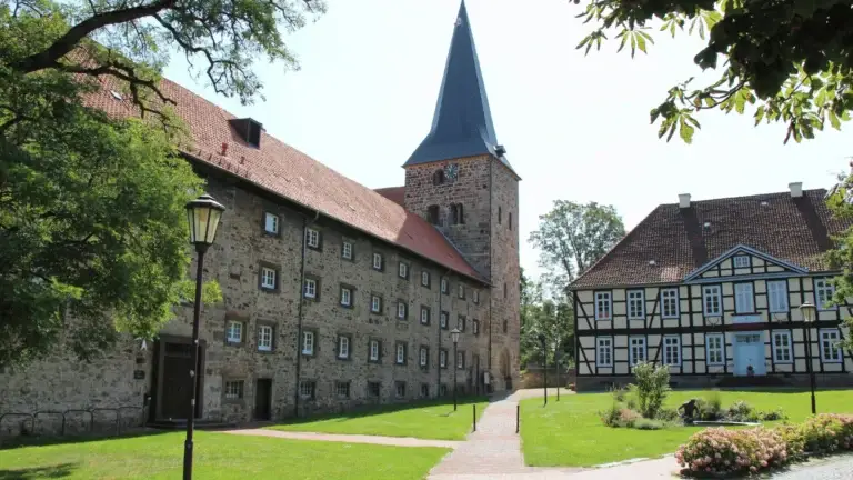 Kloster Wennigsen mit Klosterkirche und historischem Fachwerkhaus