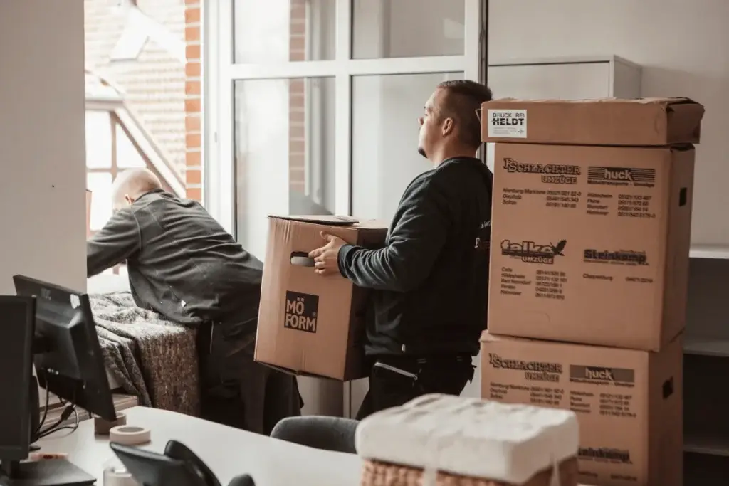 Schlachter Mitarbeiter beim Packservice im Büro