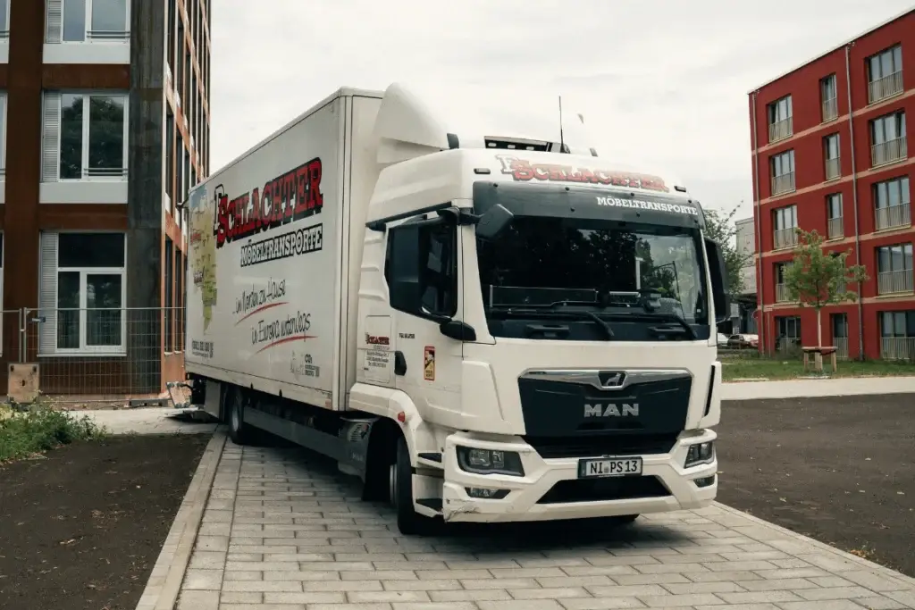 Schlachter Umzugs-Lkw vor einem Bürogebäude
